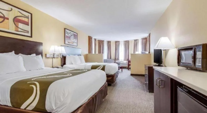 Bed in Quality Inn & Suites Lincoln North