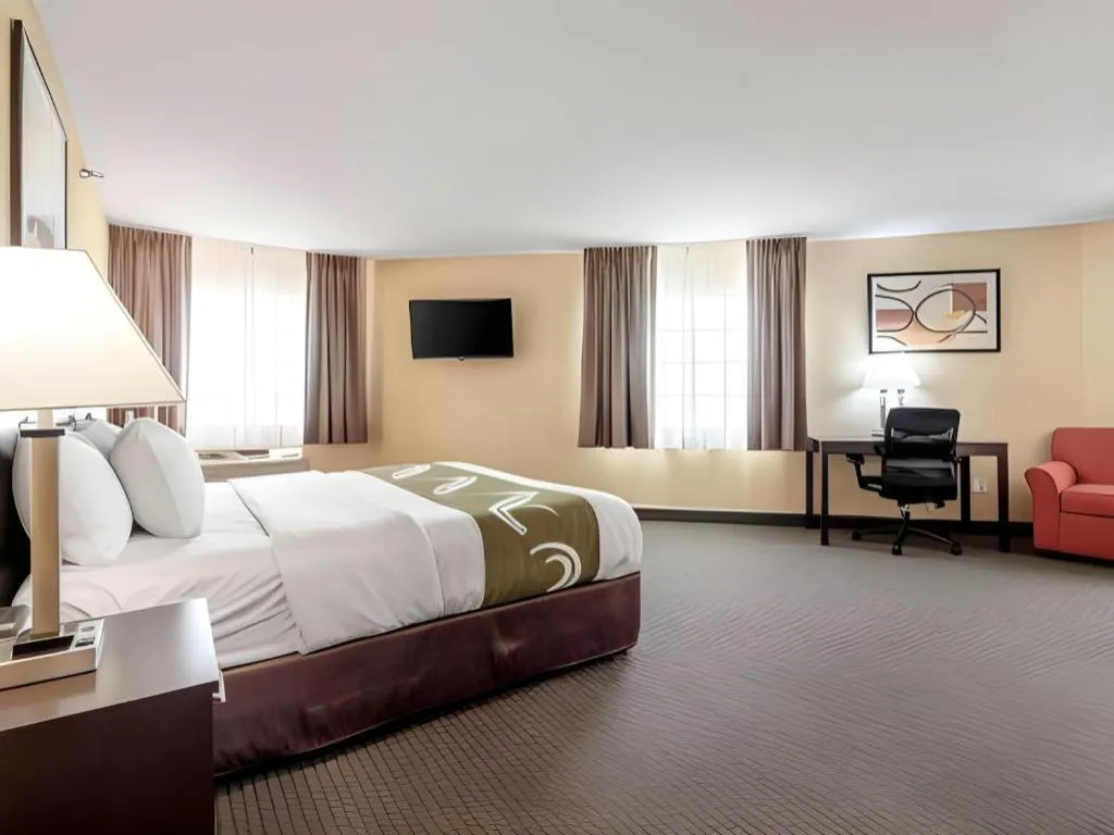 Bed in Quality Inn & Suites Lincoln North