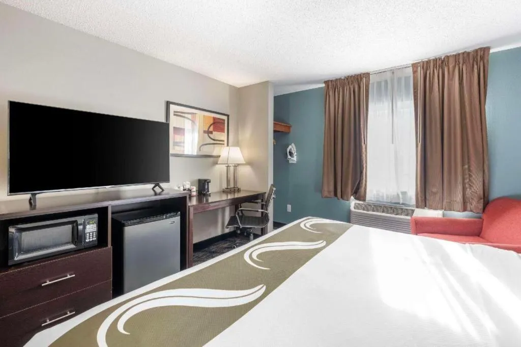 Bed in Quality Inn & Suites Lincoln North