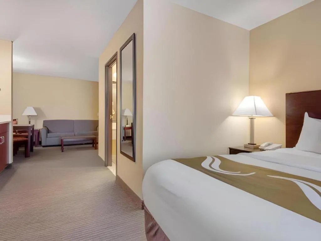 Bed in Quality Inn & Suites Lincoln North