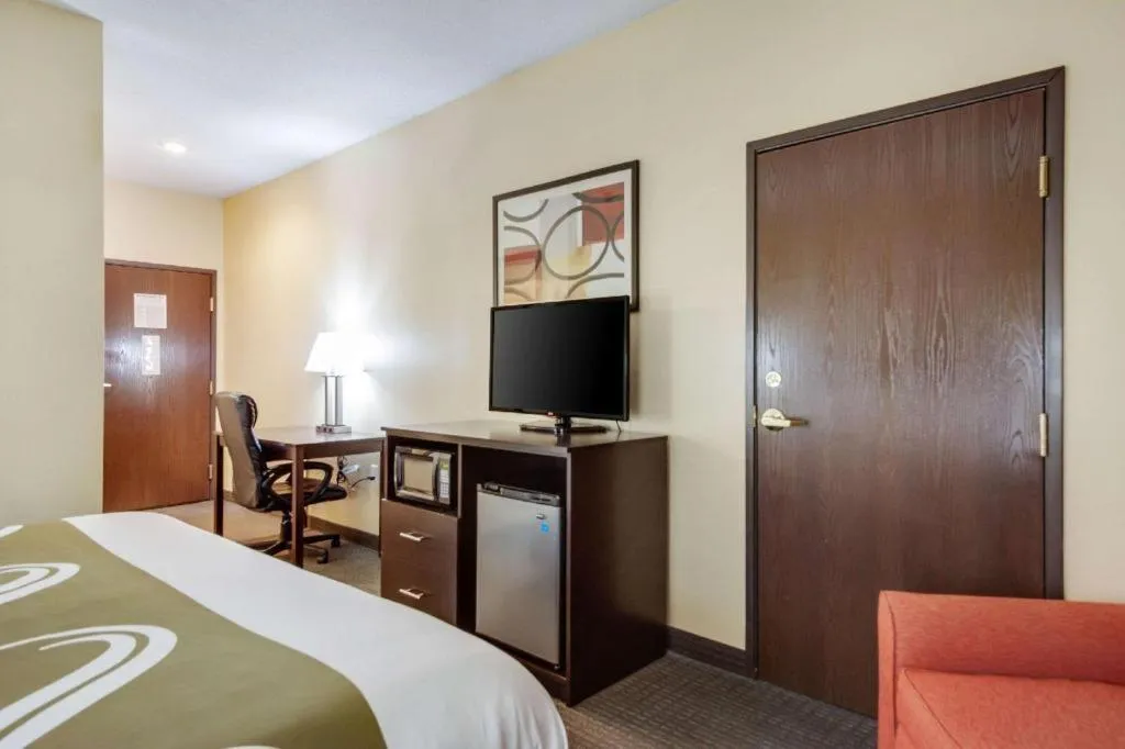 Bed in Quality Inn & Suites Lincoln North