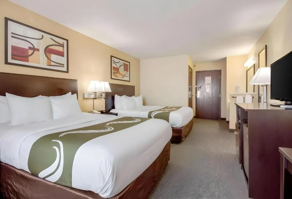 Bed in Quality Inn & Suites Lincoln North