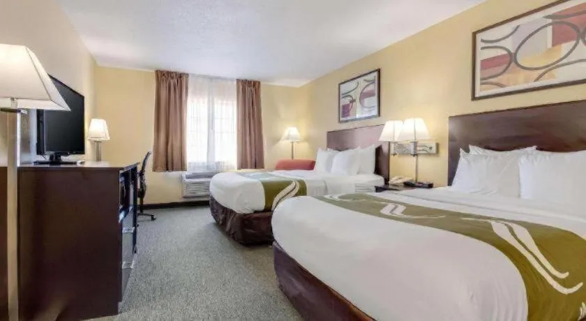 Bed in Quality Inn & Suites Lincoln North