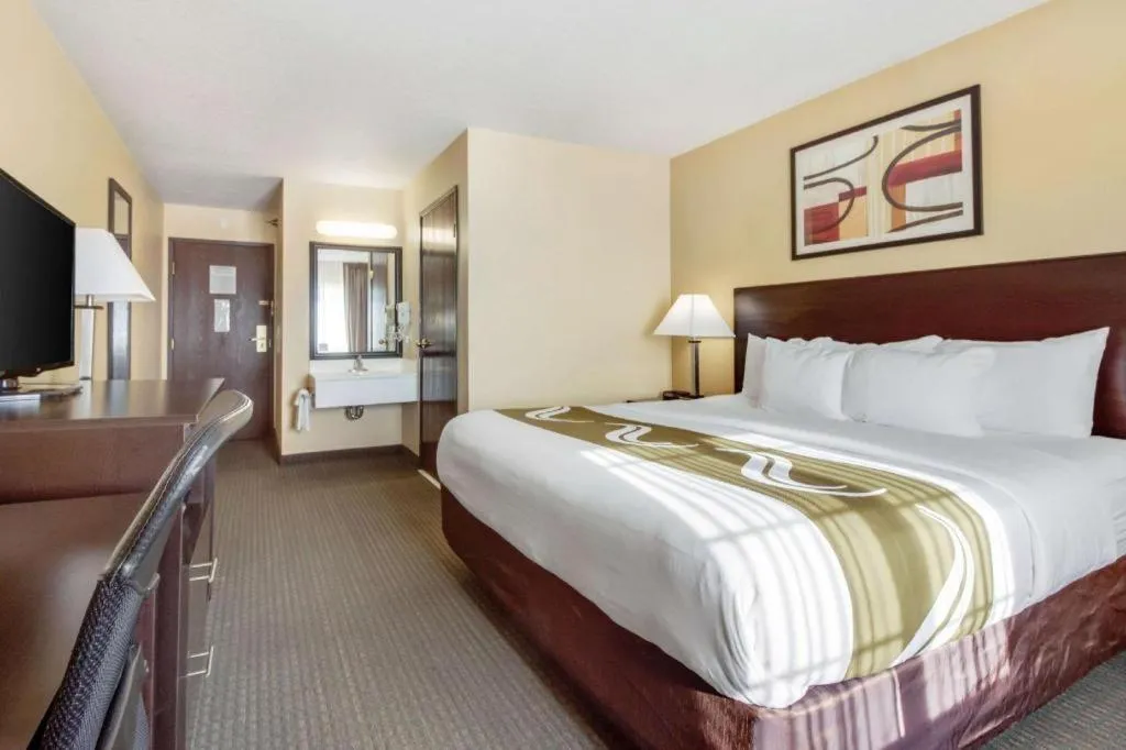 Bed in Quality Inn & Suites Lincoln North