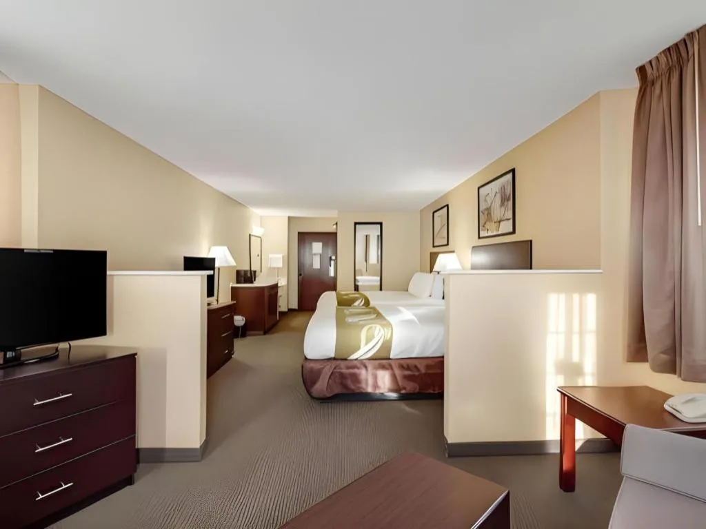 Bed in Quality Inn & Suites Lincoln North