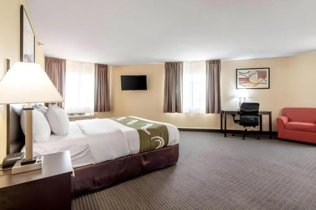 Bed in Quality Inn & Suites Lincoln North