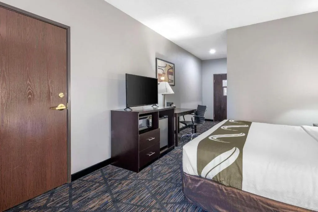 Bed in Quality Inn & Suites Lincoln North