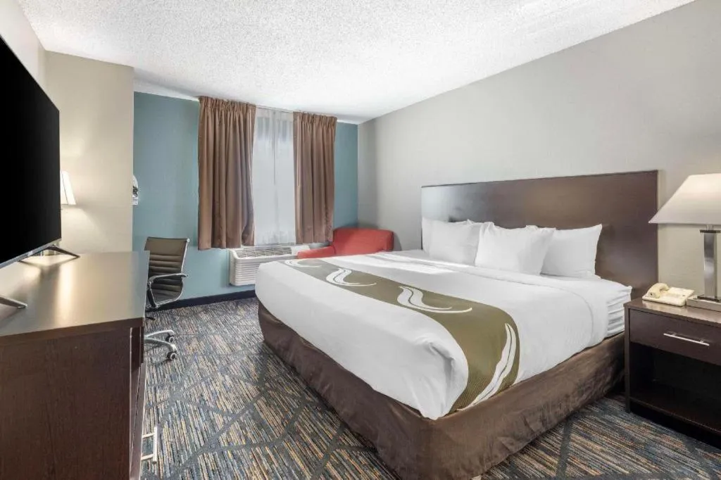 Bed in Quality Inn & Suites Lincoln North