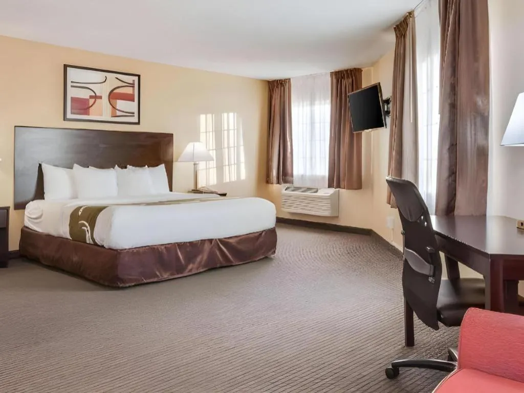 Bed in Quality Inn & Suites Lincoln North