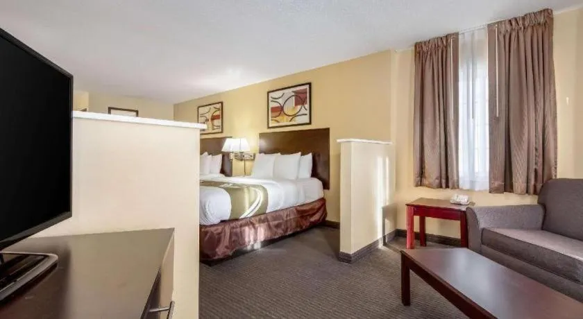 Bed in Quality Inn & Suites Lincoln North