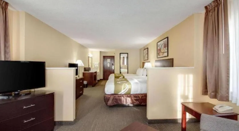 Bed in Quality Inn & Suites Lincoln North