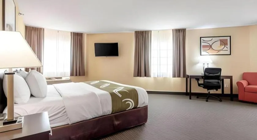 Bed in Quality Inn & Suites Lincoln North