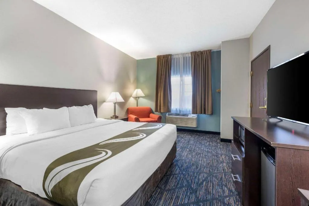 Bed in Quality Inn & Suites Lincoln North