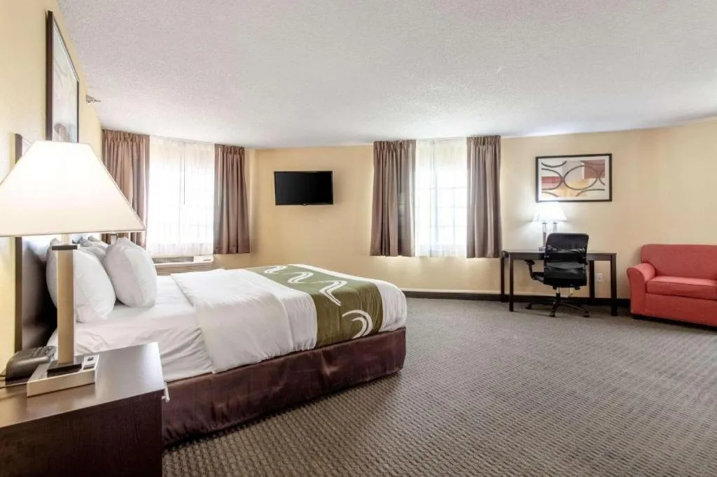 Bed in Quality Inn & Suites Lincoln North