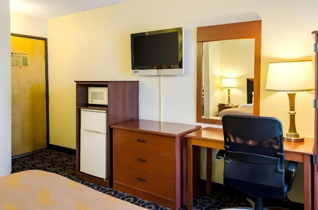 Bed in Quality Inn Meridian