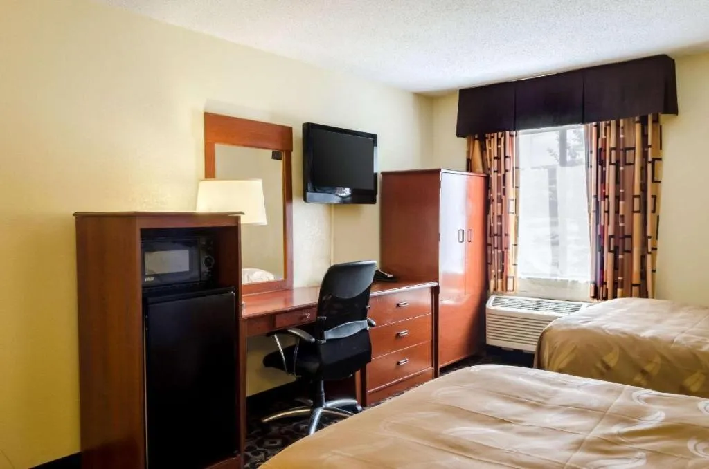 Bed in Quality Inn Meridian