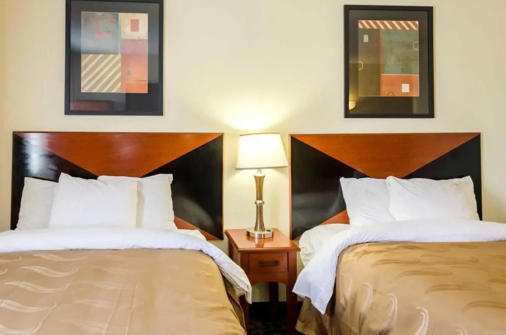 Bed in Quality Inn Meridian