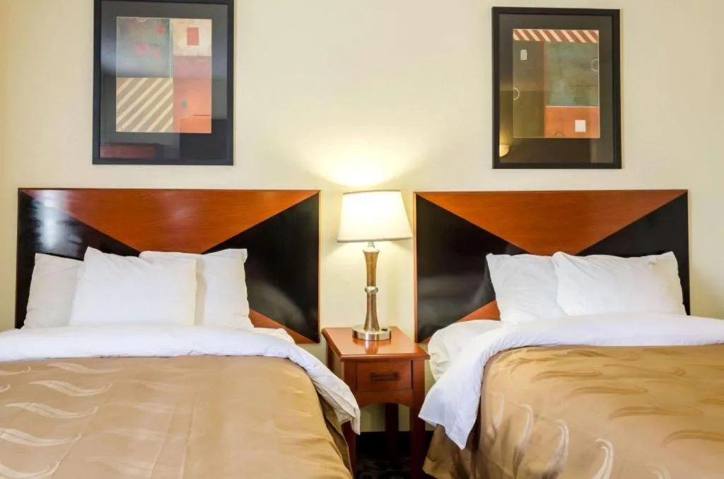 Bed in Quality Inn Meridian