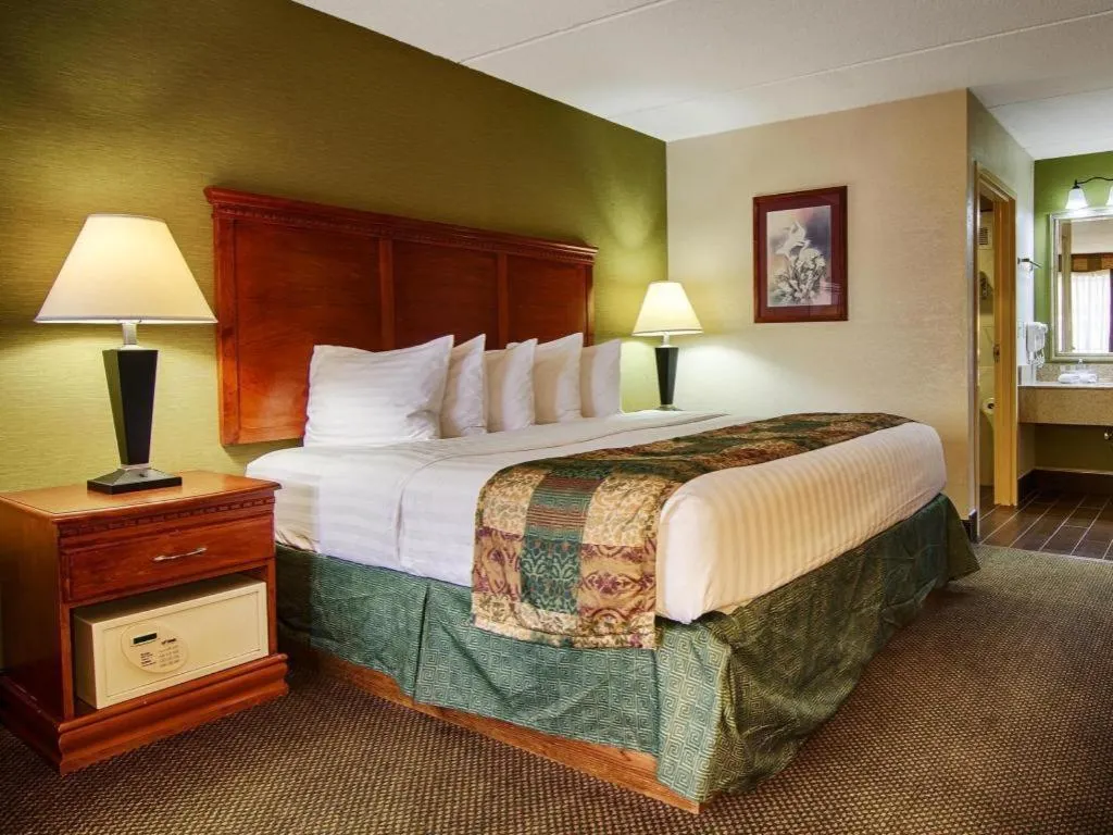 Bed in Best Western Shelbyville Inn and Suites Celebration Inn
