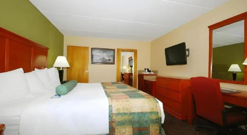 Bed in Best Western Shelbyville Inn and Suites Celebration Inn