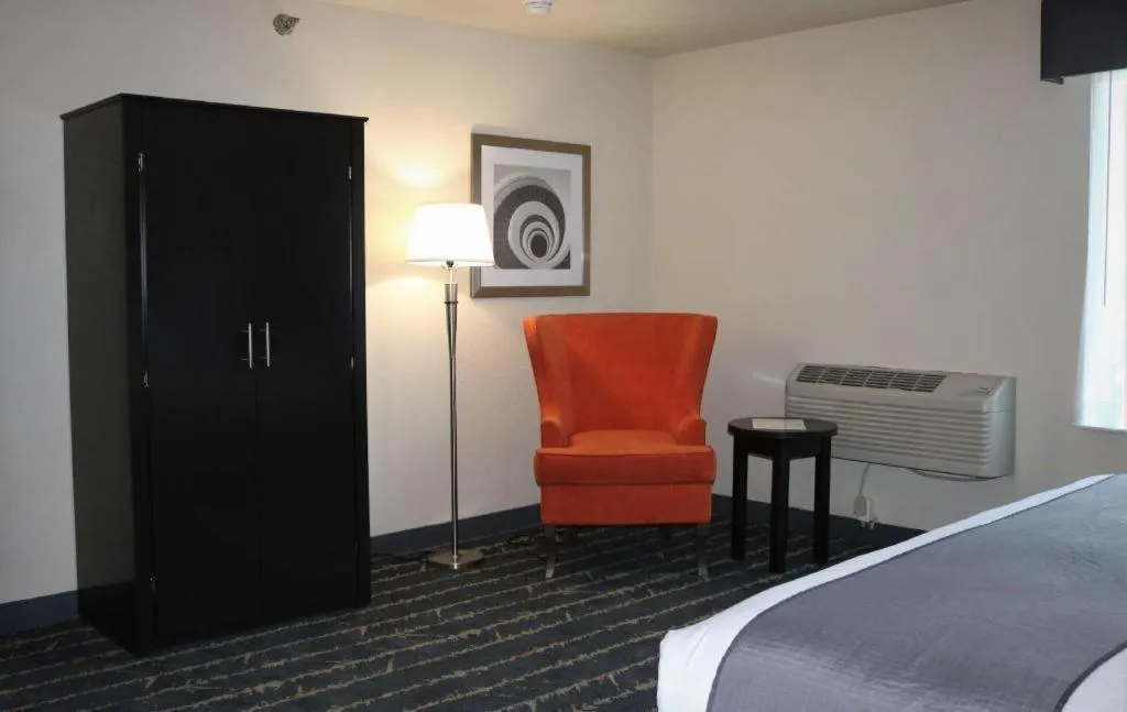 Bed in Best Western Fostoria Inn & Suites