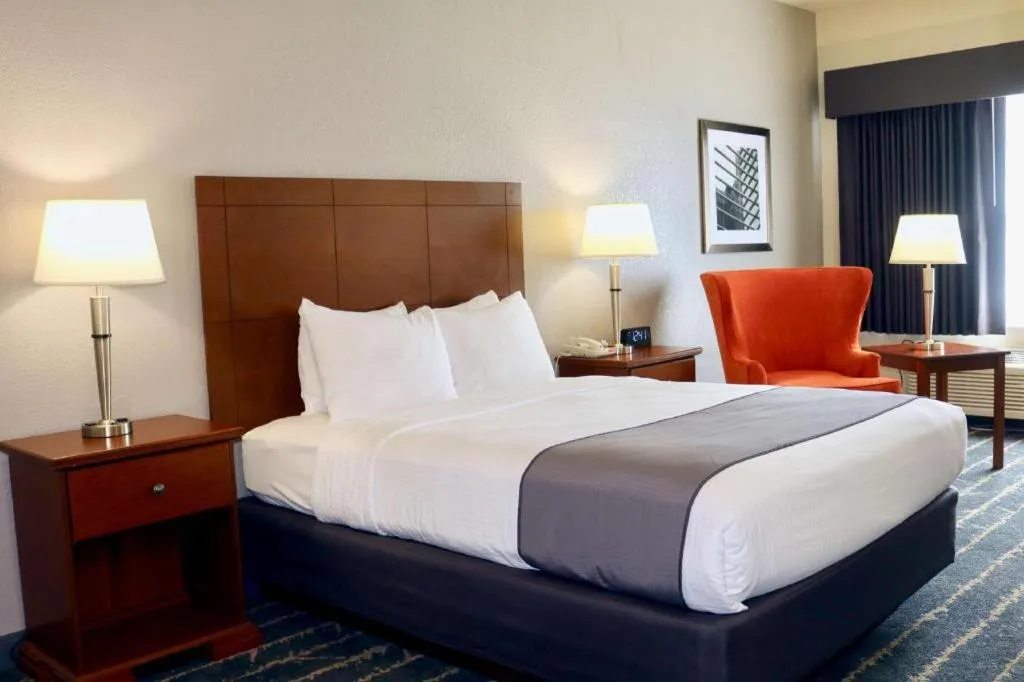 Bed in Best Western Fostoria Inn & Suites