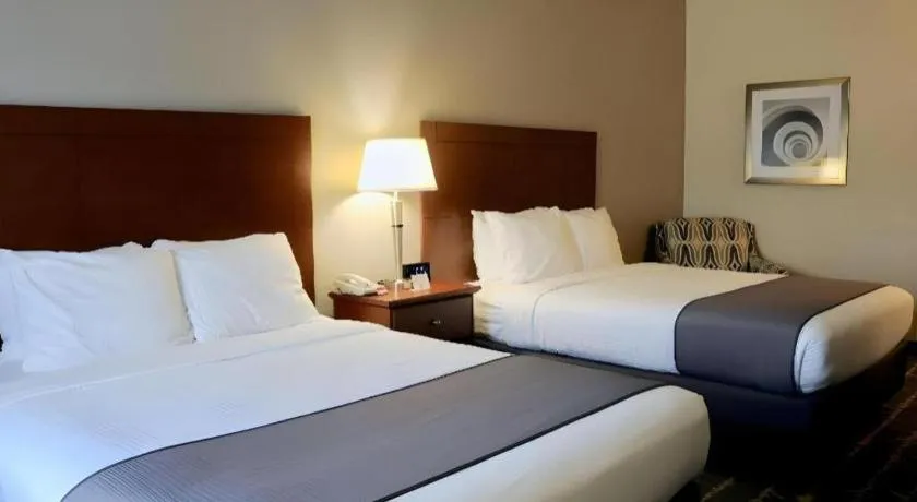 Bed in Best Western Fostoria Inn & Suites