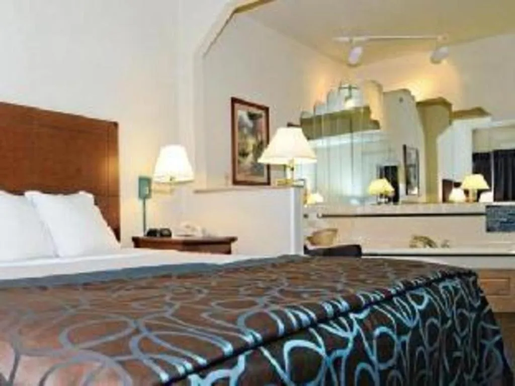 Bed in Best Western Fostoria Inn & Suites