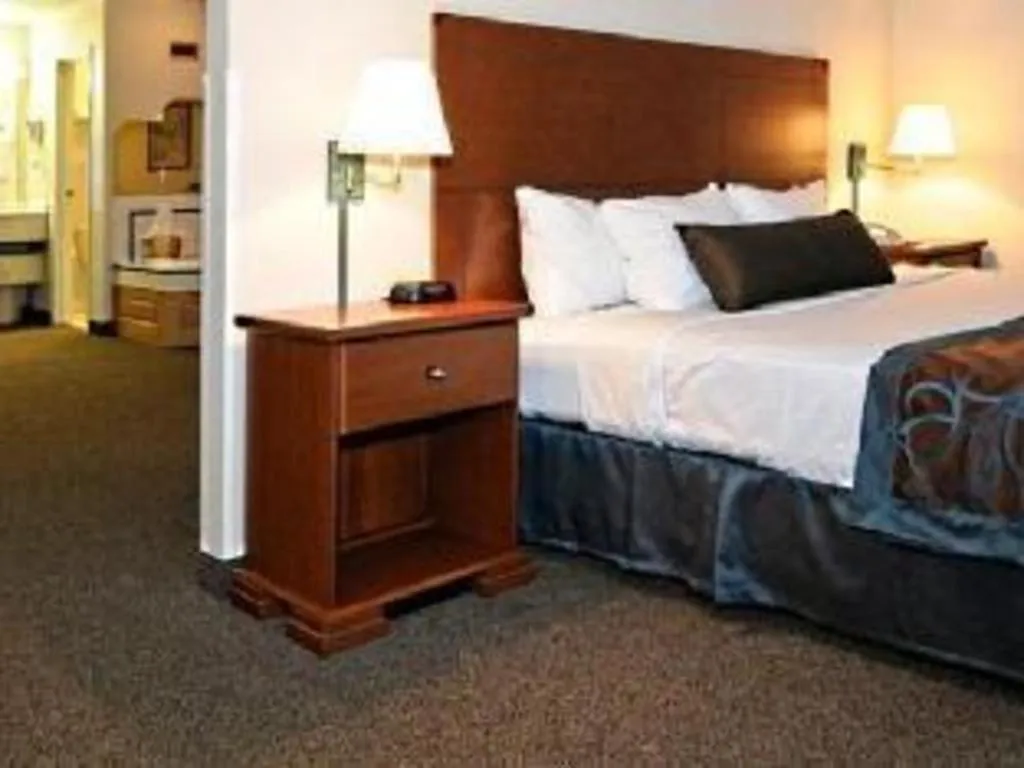 Bed in Best Western Fostoria Inn & Suites