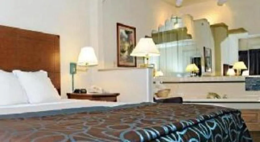 Bed in Best Western Fostoria Inn & Suites