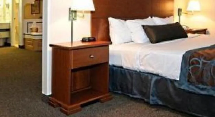 Bed in Best Western Fostoria Inn & Suites