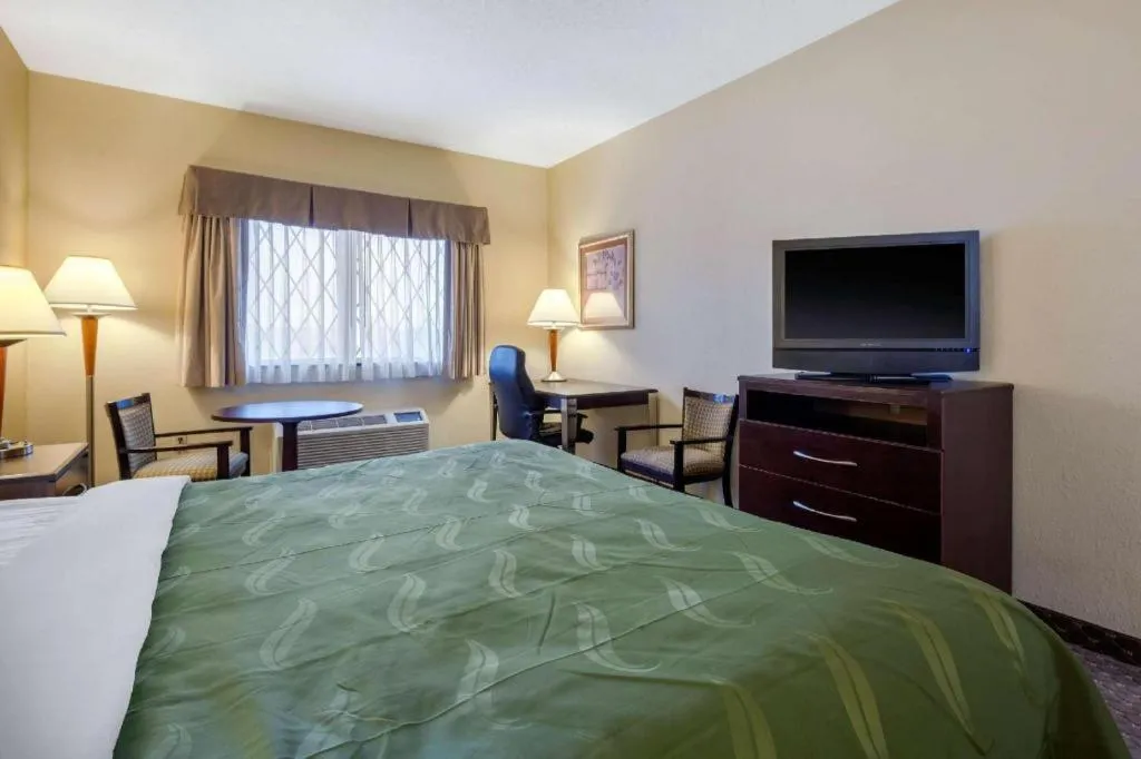 Bed in Quality Inn Smyrna