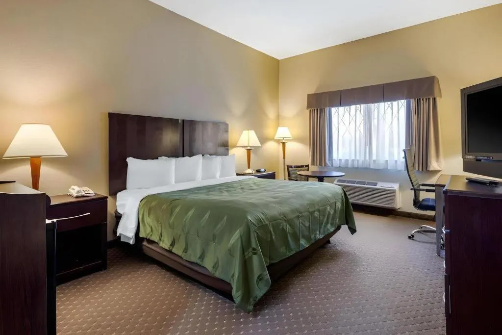 Bed in Quality Inn Smyrna