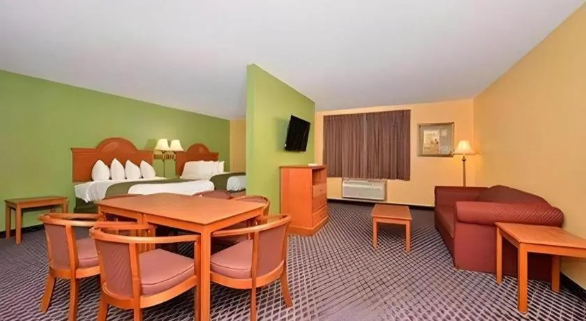 Bed in Quality Inn & Suites Grinnell near University