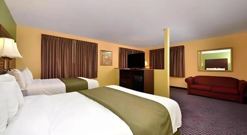 Bed in Quality Inn & Suites Grinnell near University