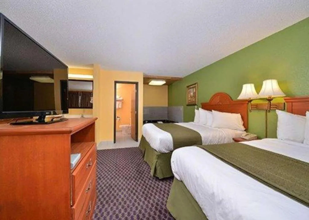 Bed in Quality Inn & Suites Grinnell near University