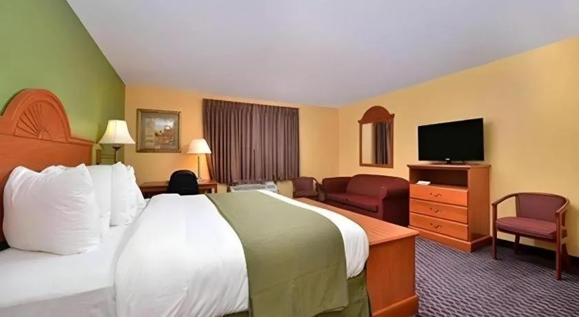 Bed in Quality Inn & Suites Grinnell near University