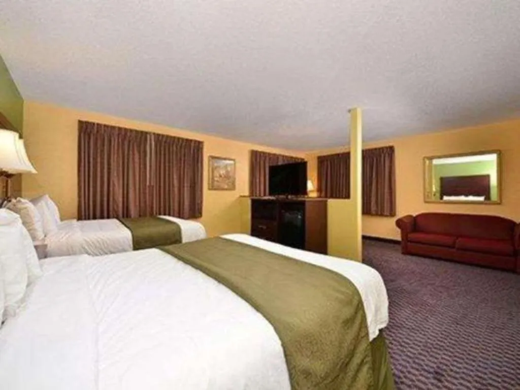 Bed in Quality Inn & Suites Grinnell near University