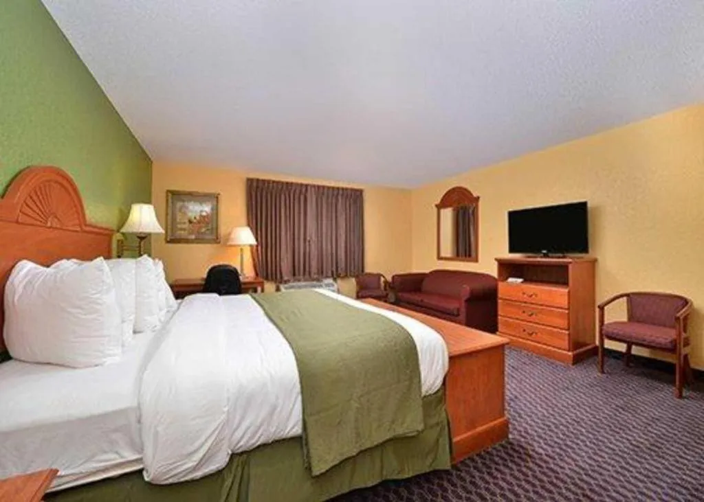 Bed in Quality Inn & Suites Grinnell near University