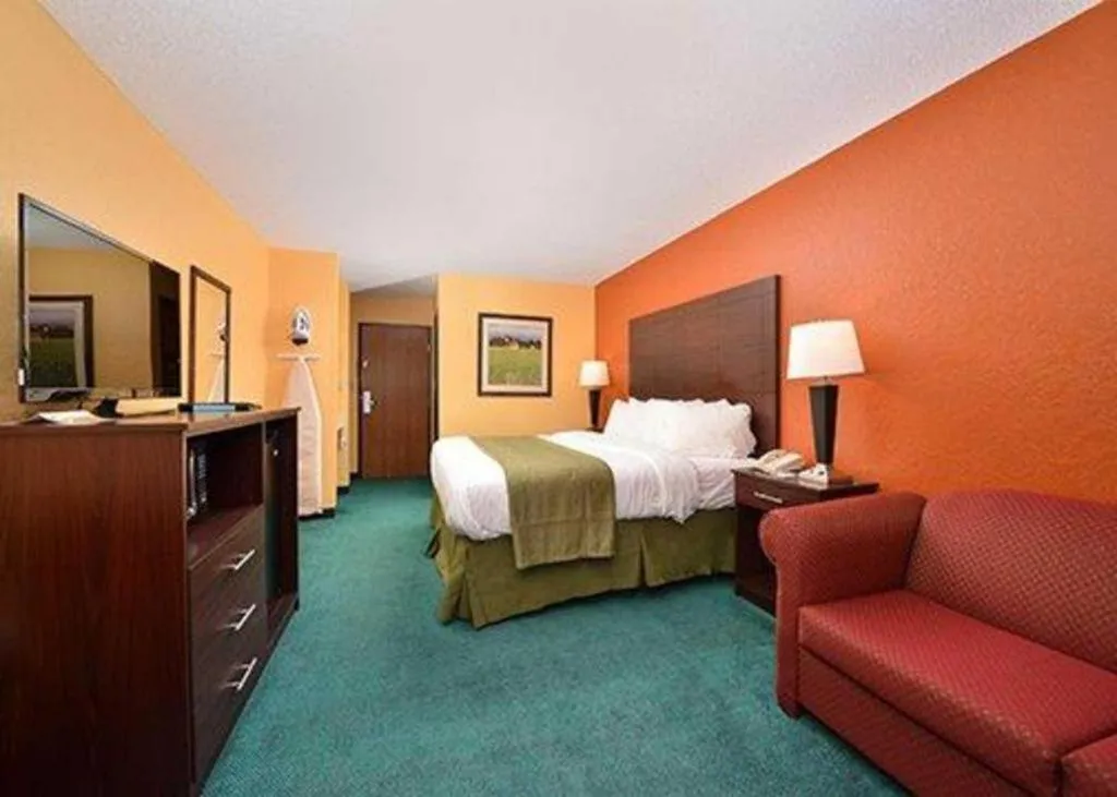 Bed in Quality Inn & Suites Grinnell near University