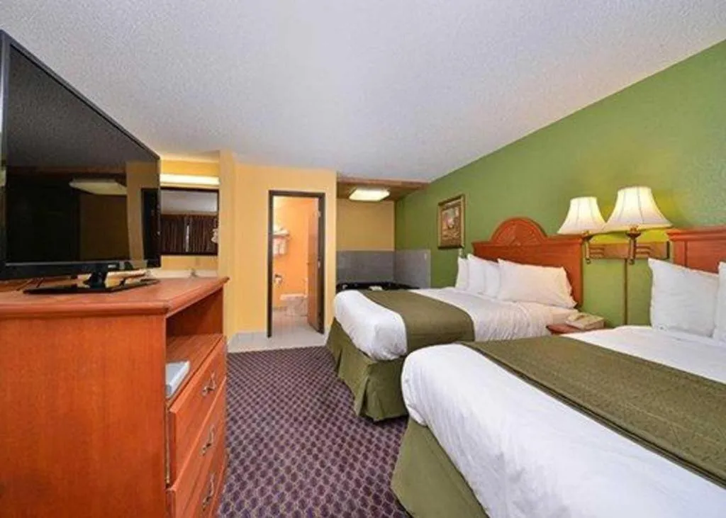 Bed in Quality Inn & Suites Grinnell near University