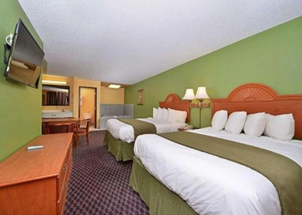 Bed in Quality Inn & Suites Grinnell near University