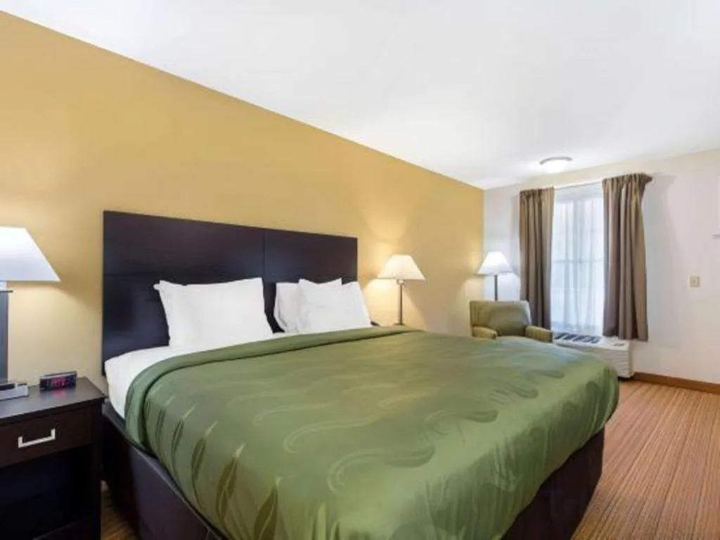 Bed in Quality Inn Arab Hwy 231