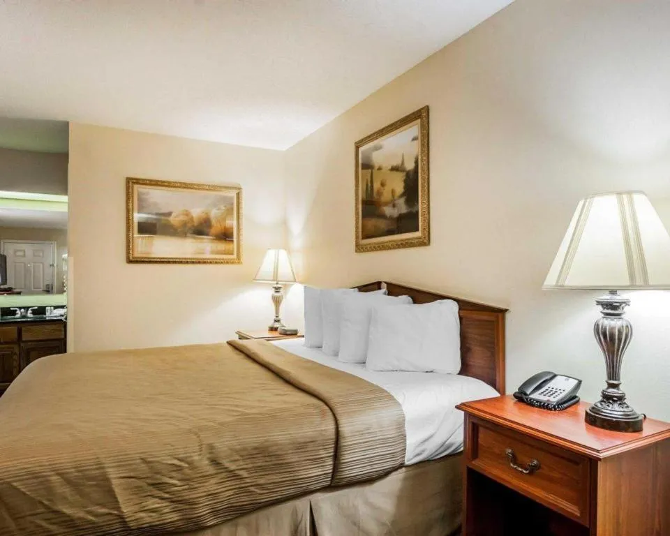 Bed in Quality Inn Arab Hwy 231