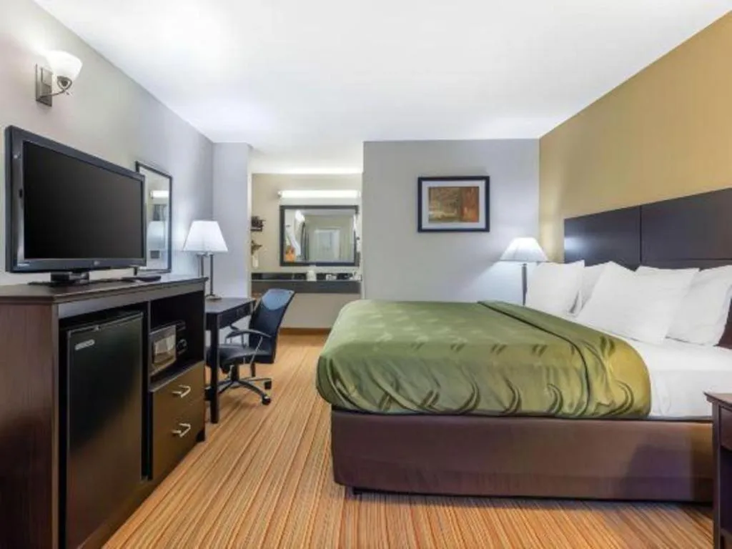 Bed in Quality Inn Arab Hwy 231