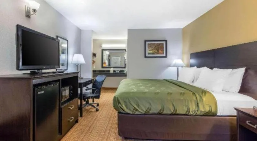 Bed in Quality Inn Arab Hwy 231