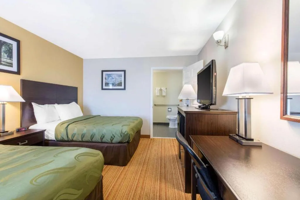 Bed in Quality Inn Arab Hwy 231