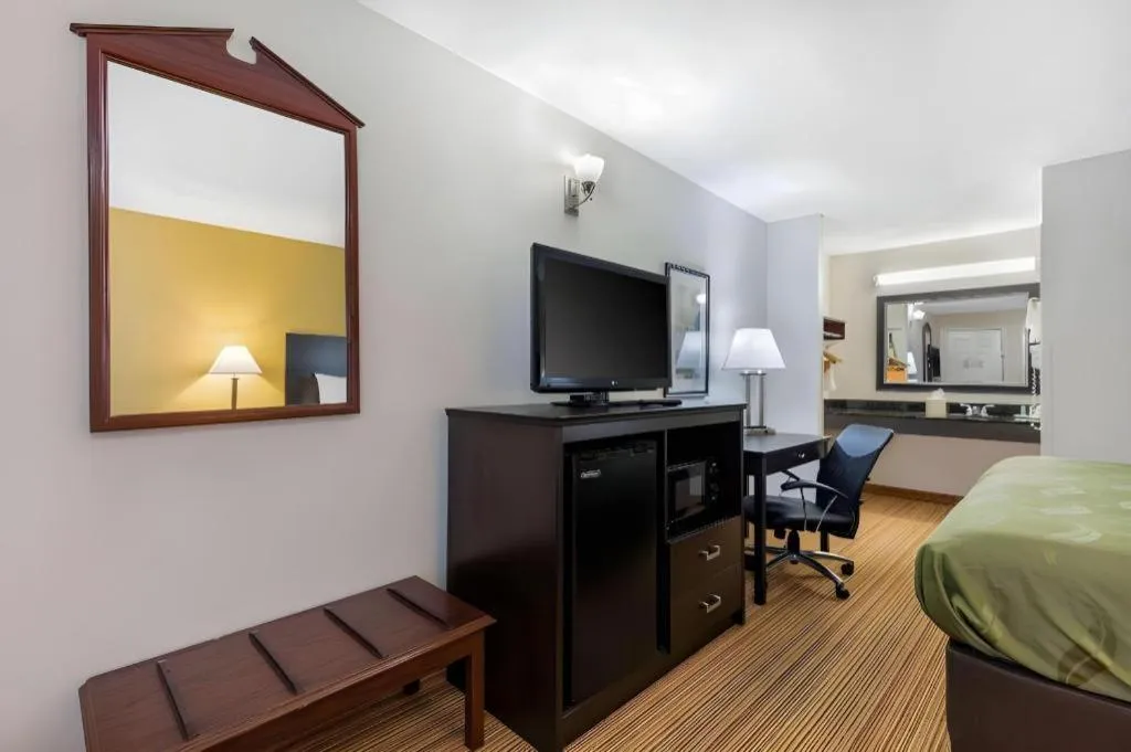 Bed in Quality Inn Arab Hwy 231