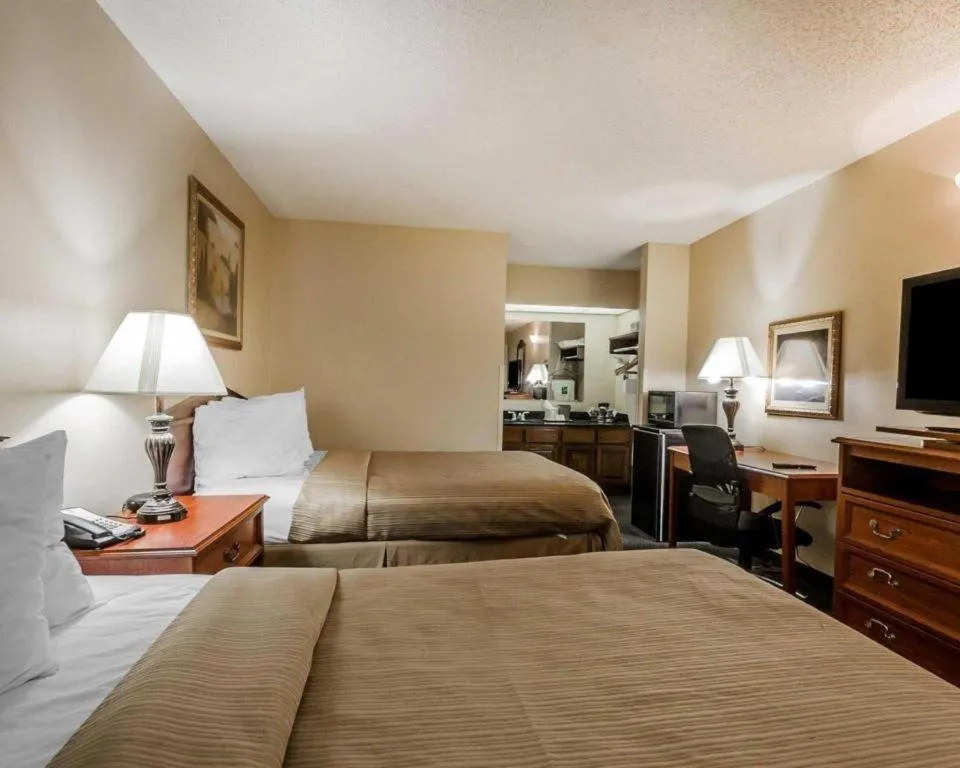 Bed in Quality Inn Arab Hwy 231