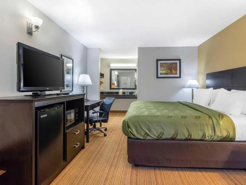 Bed in Quality Inn Arab Hwy 231